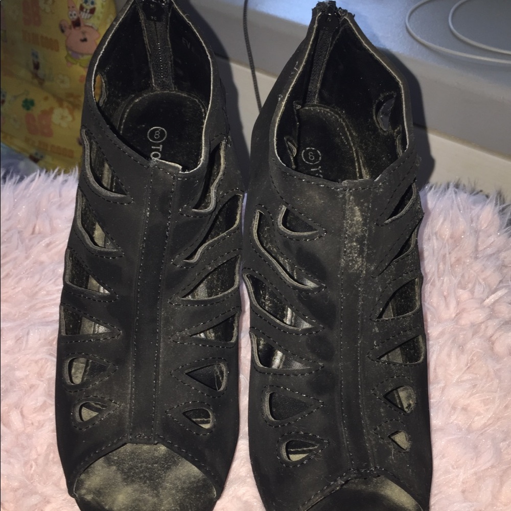 Black wedges